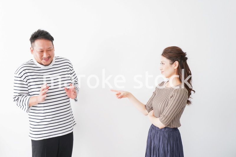 夫婦喧嘩をする若い夫婦