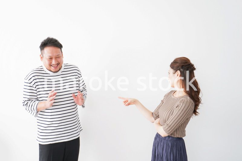 夫婦喧嘩をする若い夫婦