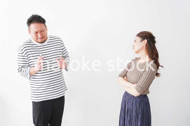 夫婦喧嘩をする若い夫婦