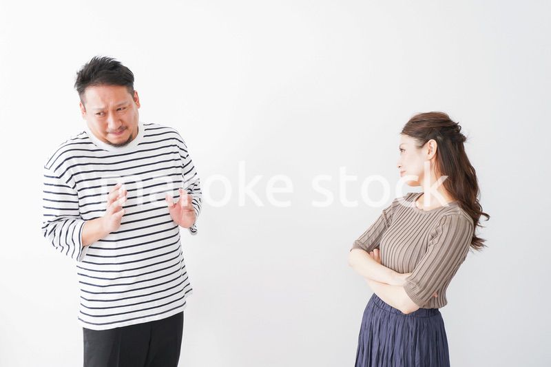 夫婦喧嘩をする若い夫婦