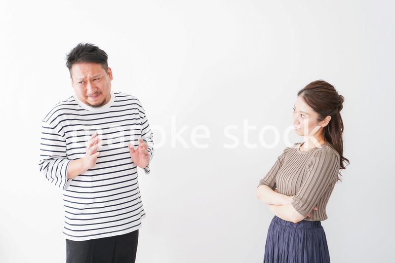 夫婦喧嘩をする若い夫婦