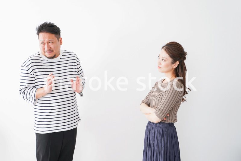 夫婦喧嘩をする若い夫婦