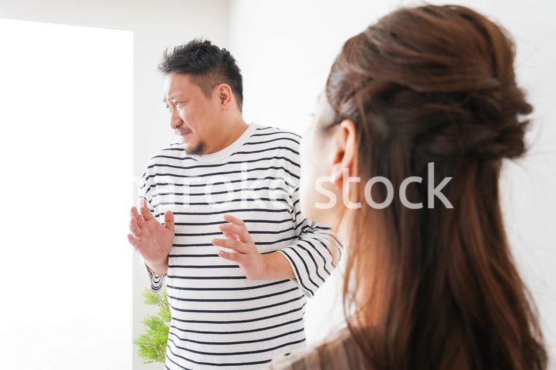 夫婦喧嘩をする若い夫婦