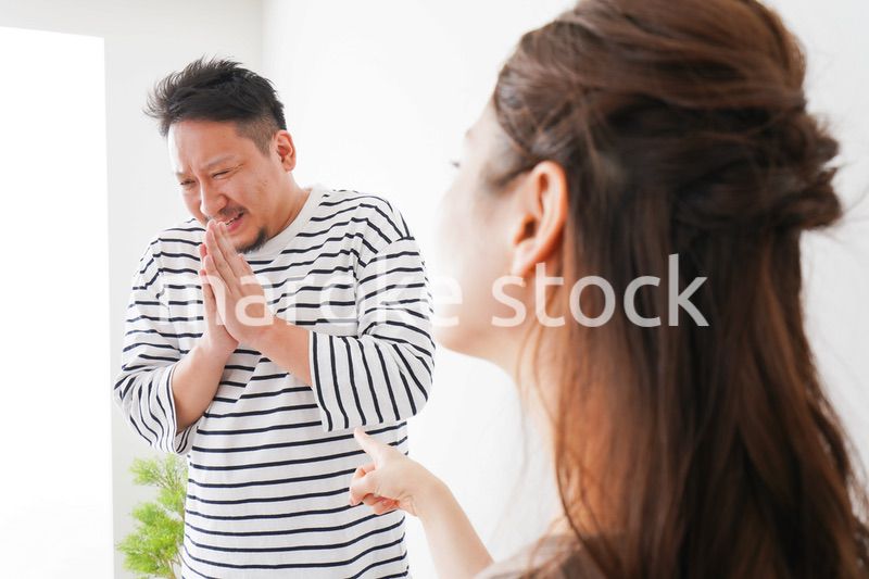 夫婦喧嘩をする若い夫婦