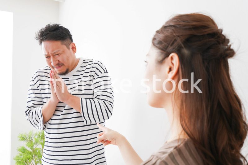 夫婦喧嘩をする若い夫婦