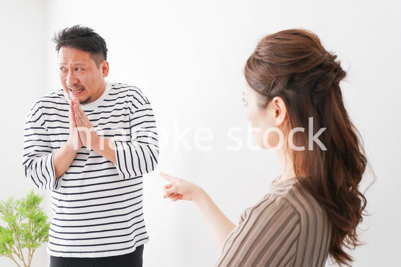 夫婦喧嘩をする若い夫婦