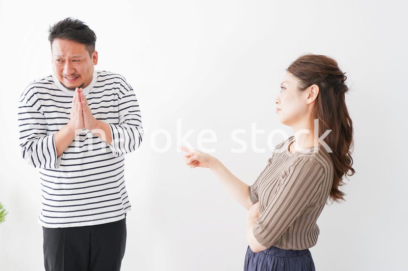 夫婦喧嘩をする若い夫婦