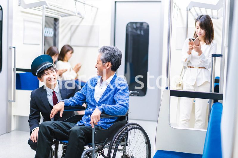 電車・地下鉄で移動する人々