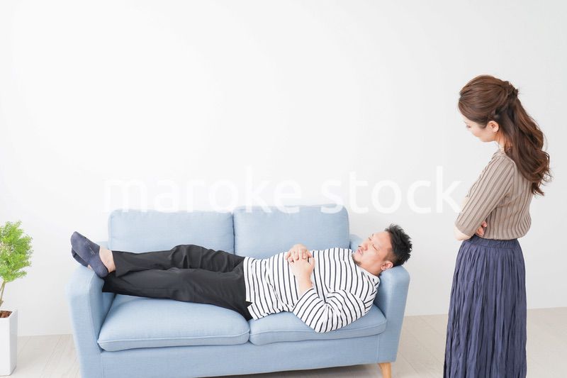 寝ている夫を責める妻
