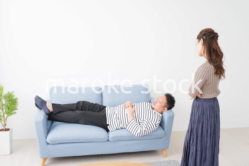 寝ている夫を責める妻