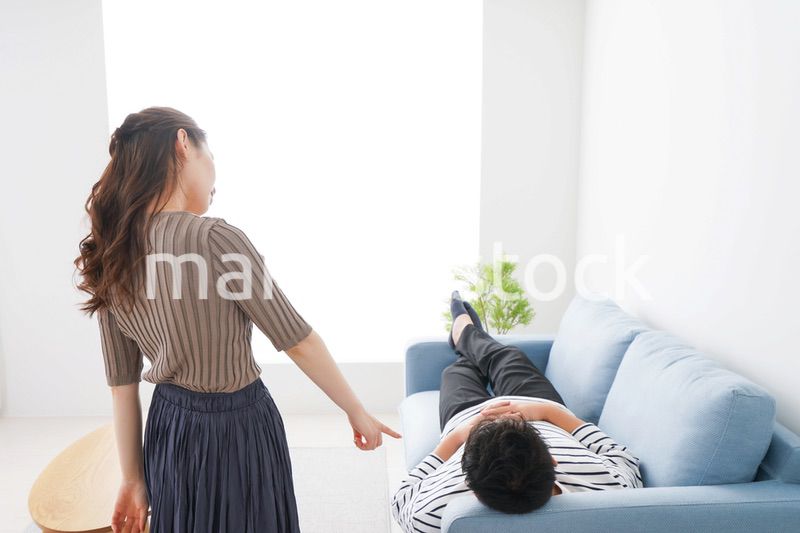 寝ている夫を責める妻