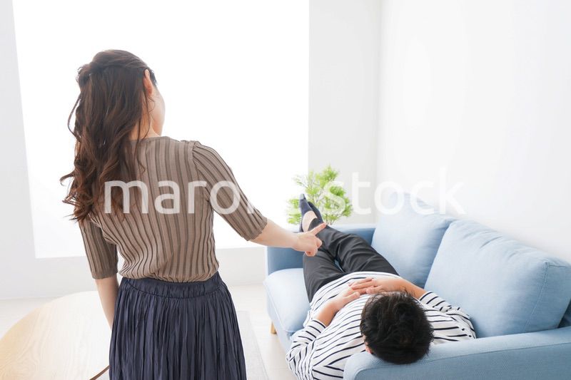 寝ている夫を責める妻