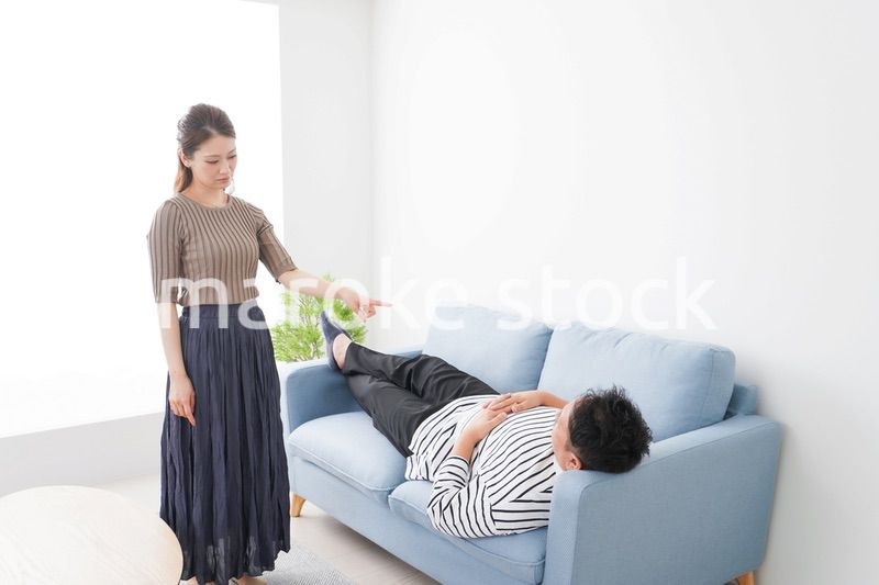 寝ている夫を責める妻