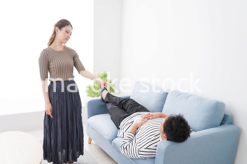 寝ている夫を責める妻