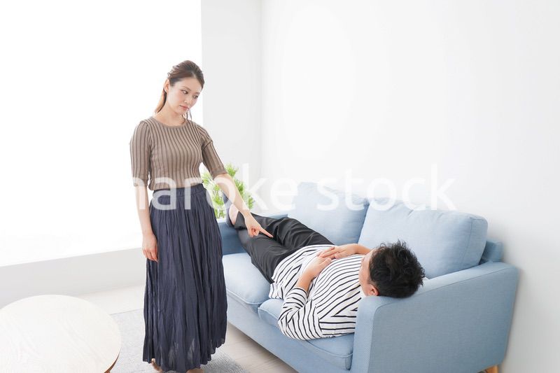 寝ている夫を責める妻