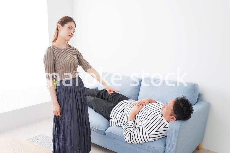 寝ている夫を責める妻