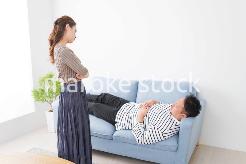 寝ている夫を責める妻