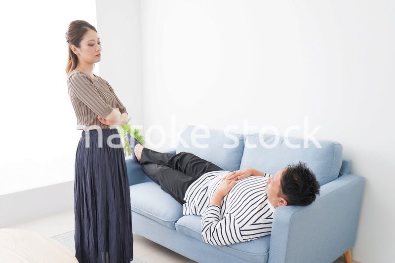 寝ている夫を責める妻