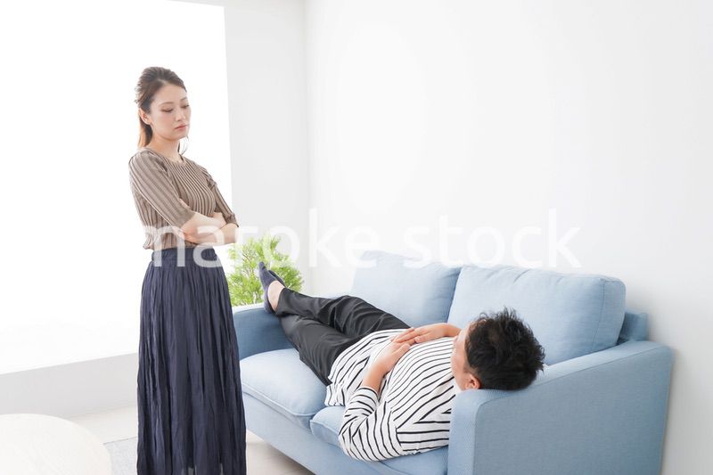 寝ている夫を責める妻