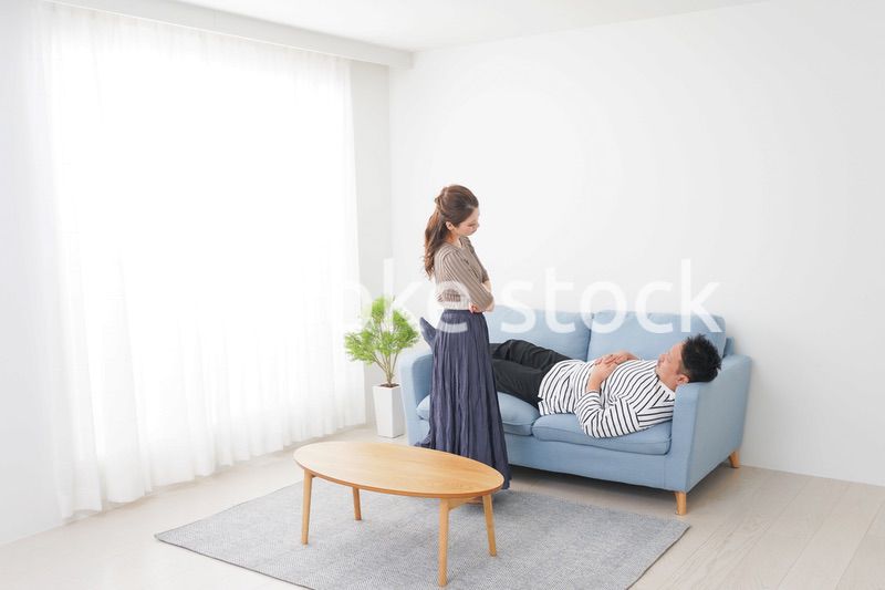 寝ている夫を責める妻