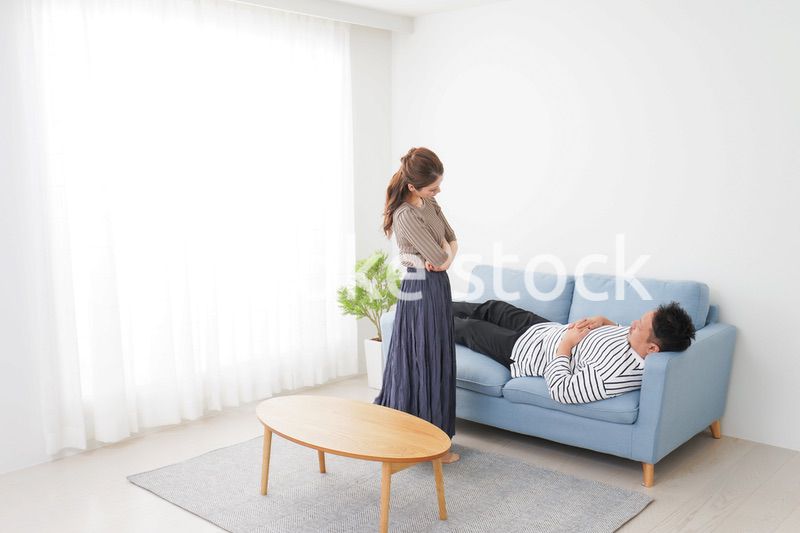 寝ている夫を責める妻