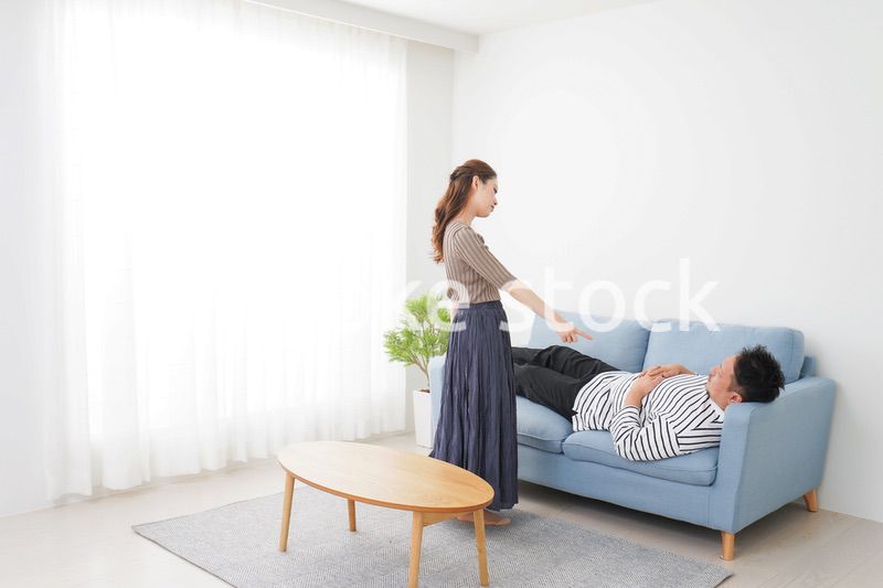 寝ている夫を責める妻