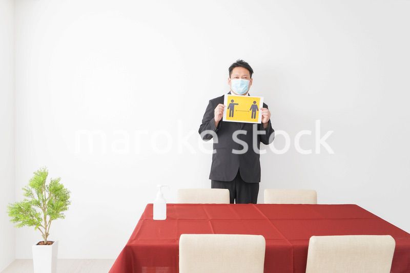 レストランでソーシャルディスタンスをお願いするスタッフ