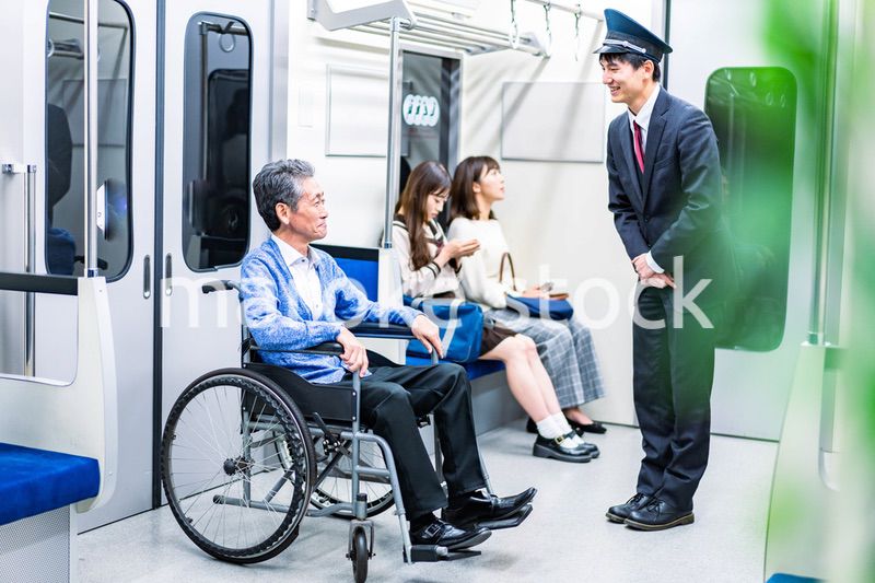 電車・地下鉄で移動する人々