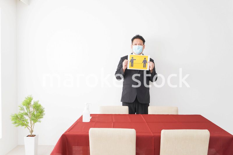 レストランでソーシャルディスタンスをお願いするスタッフ