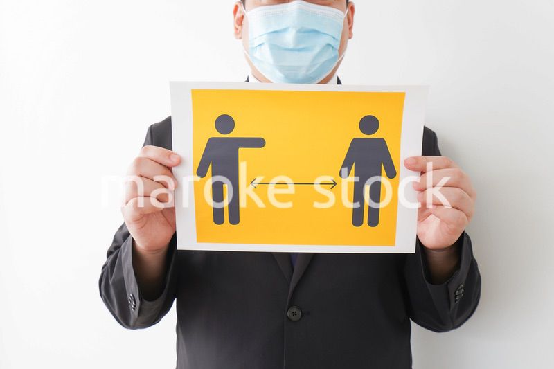 レストランでソーシャルディスタンスをお願いするスタッフ