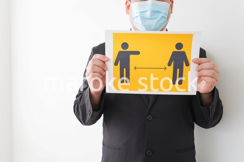 レストランでソーシャルディスタンスをお願いするスタッフ