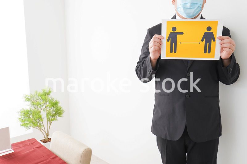 レストランでソーシャルディスタンスをお願いするスタッフ