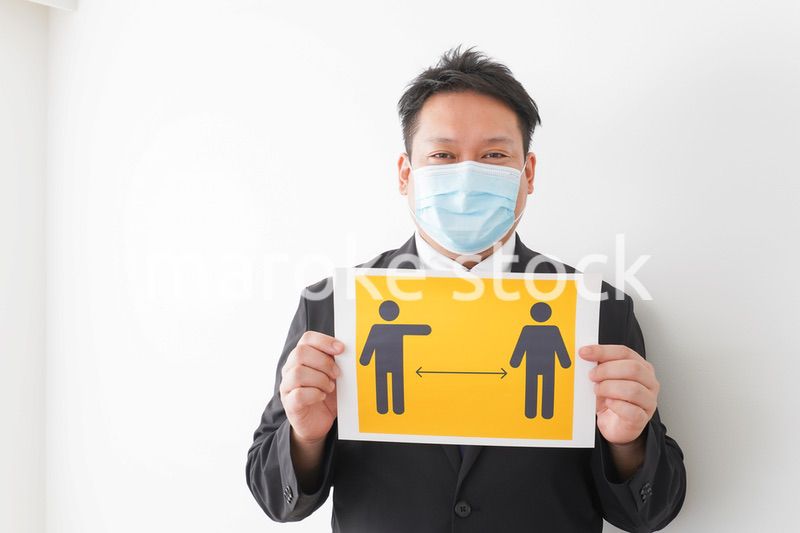 レストランでソーシャルディスタンスをお願いするスタッフ