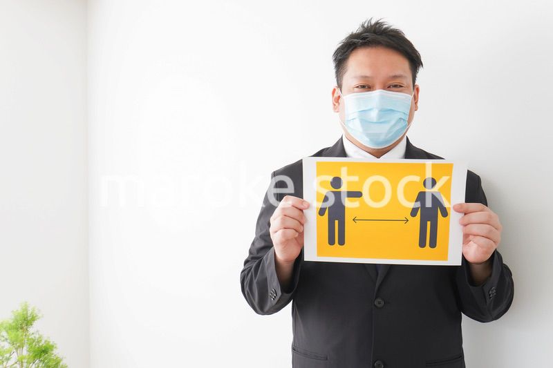 レストランでソーシャルディスタンスをお願いするスタッフ