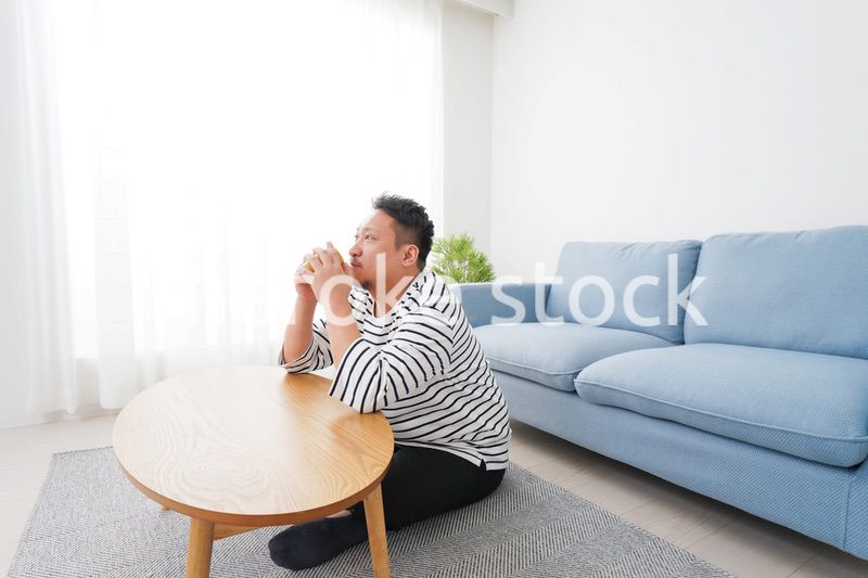 部屋でお茶を飲む中年男性