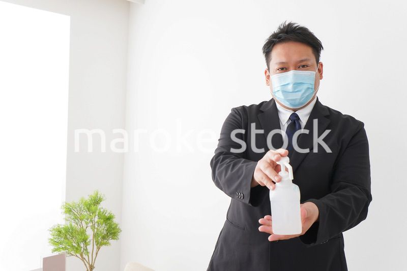 レストランで消毒をお願いするスタッフ