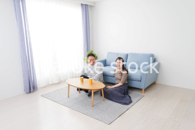 おうちデートをする若い男女