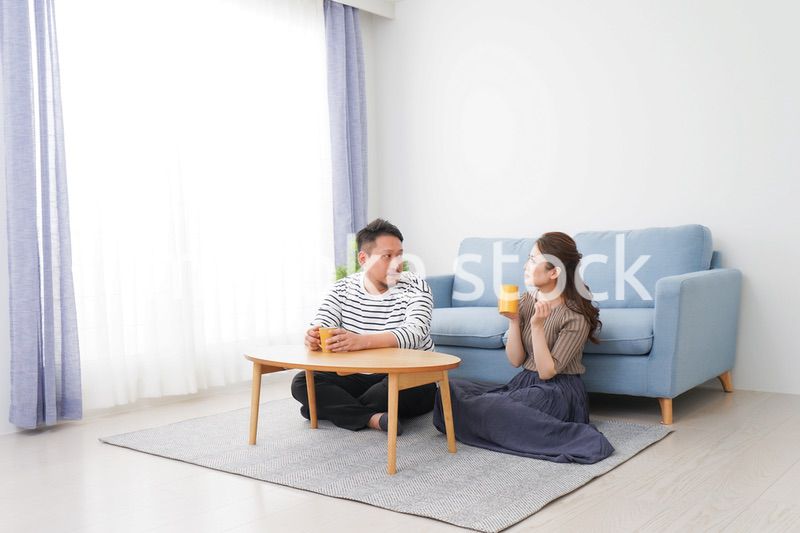 おうちデートをする若い男女