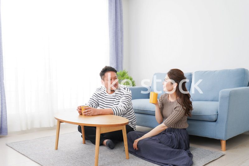 おうちデートをする若い男女