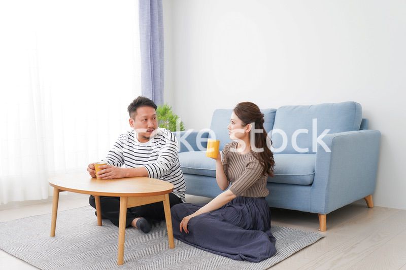 おうちデートをする若い男女