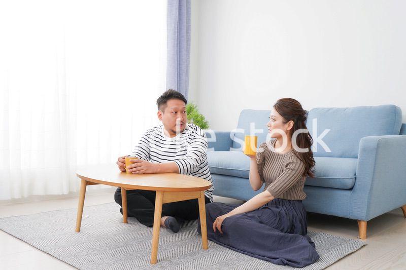 おうちデートをする若い男女