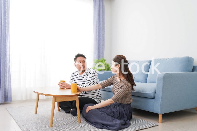 おうちデートをする若い男女