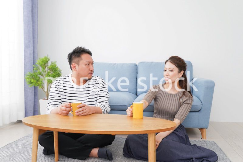 おうちデートをする若い男女