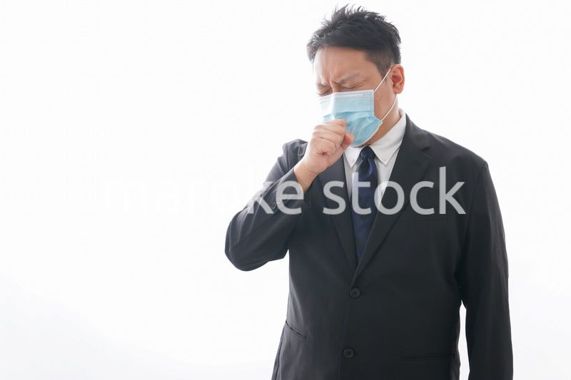 マスクをして咳をする男性