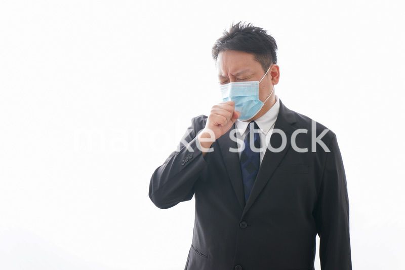 マスクをして咳をする男性