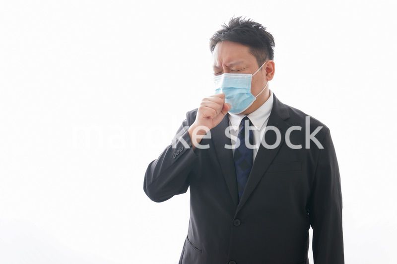 マスクをして咳をする男性