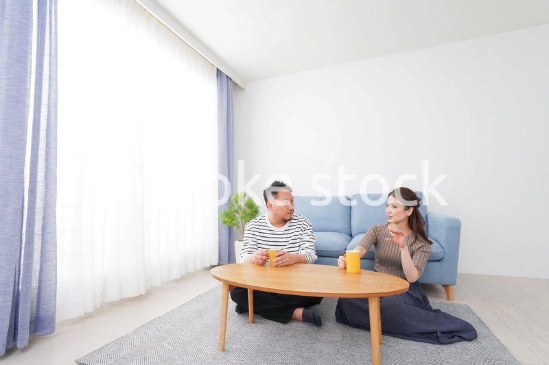 おうちデートをする若い男女