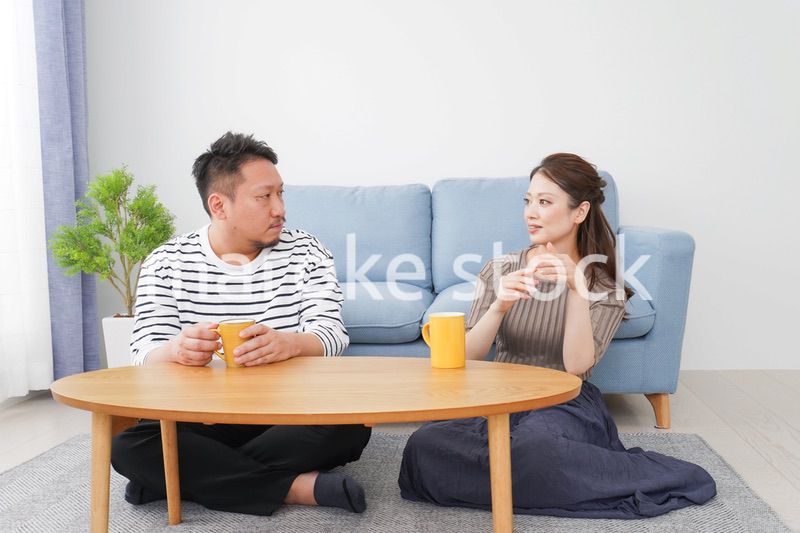 おうちデートをする若い男女