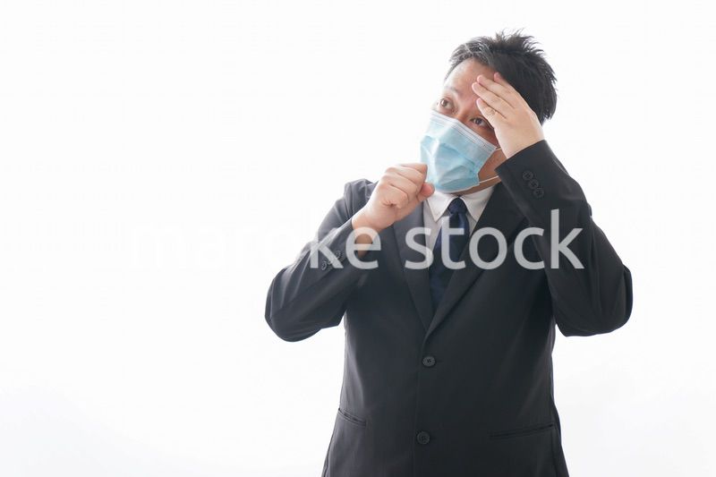 マスクをして咳をする男性