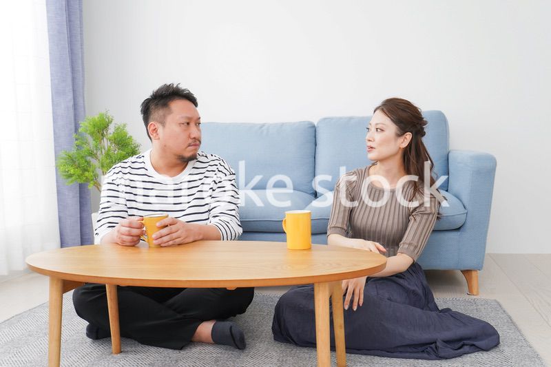 おうちデートをする若い男女